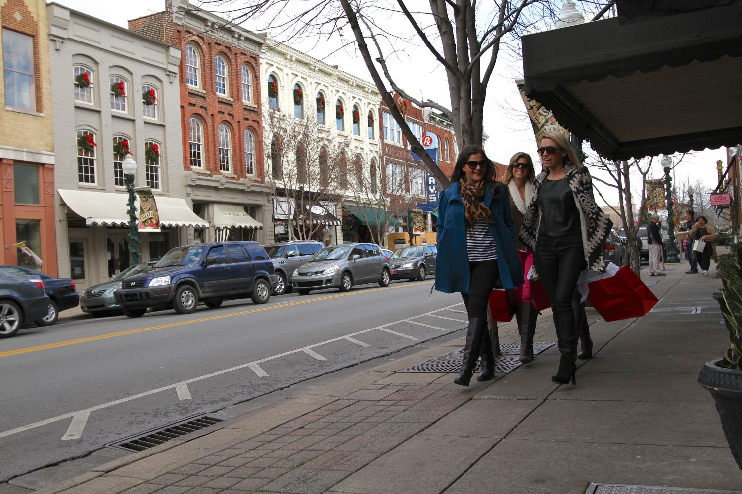 small-biz-saturday_main-street-shoppers2_photo-by-debbie-smartt-1